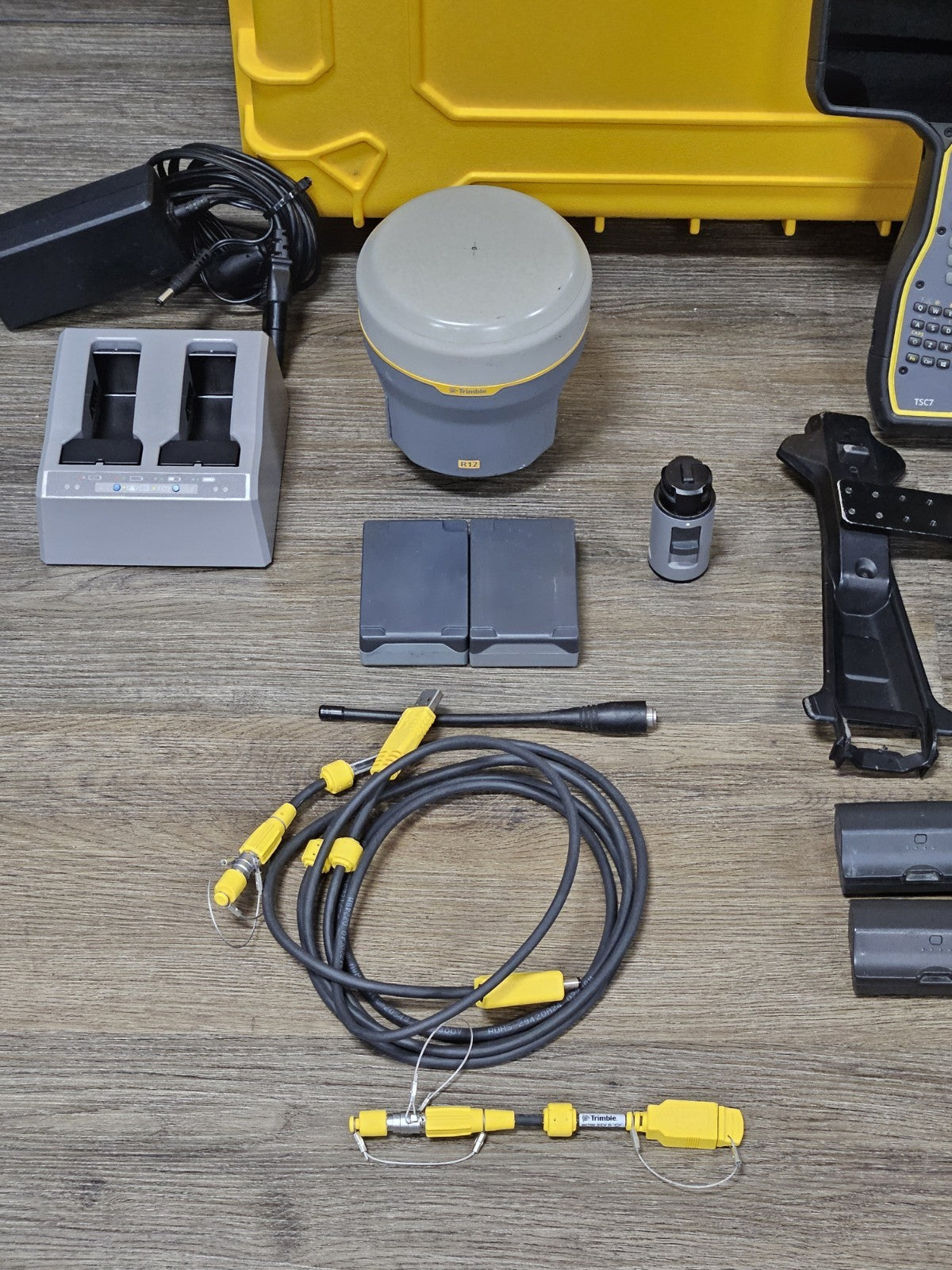 Trimble R12 GPS GNSS Beidou Galileo RTK UHF Rover Kit w/ TSC7 Access 2024