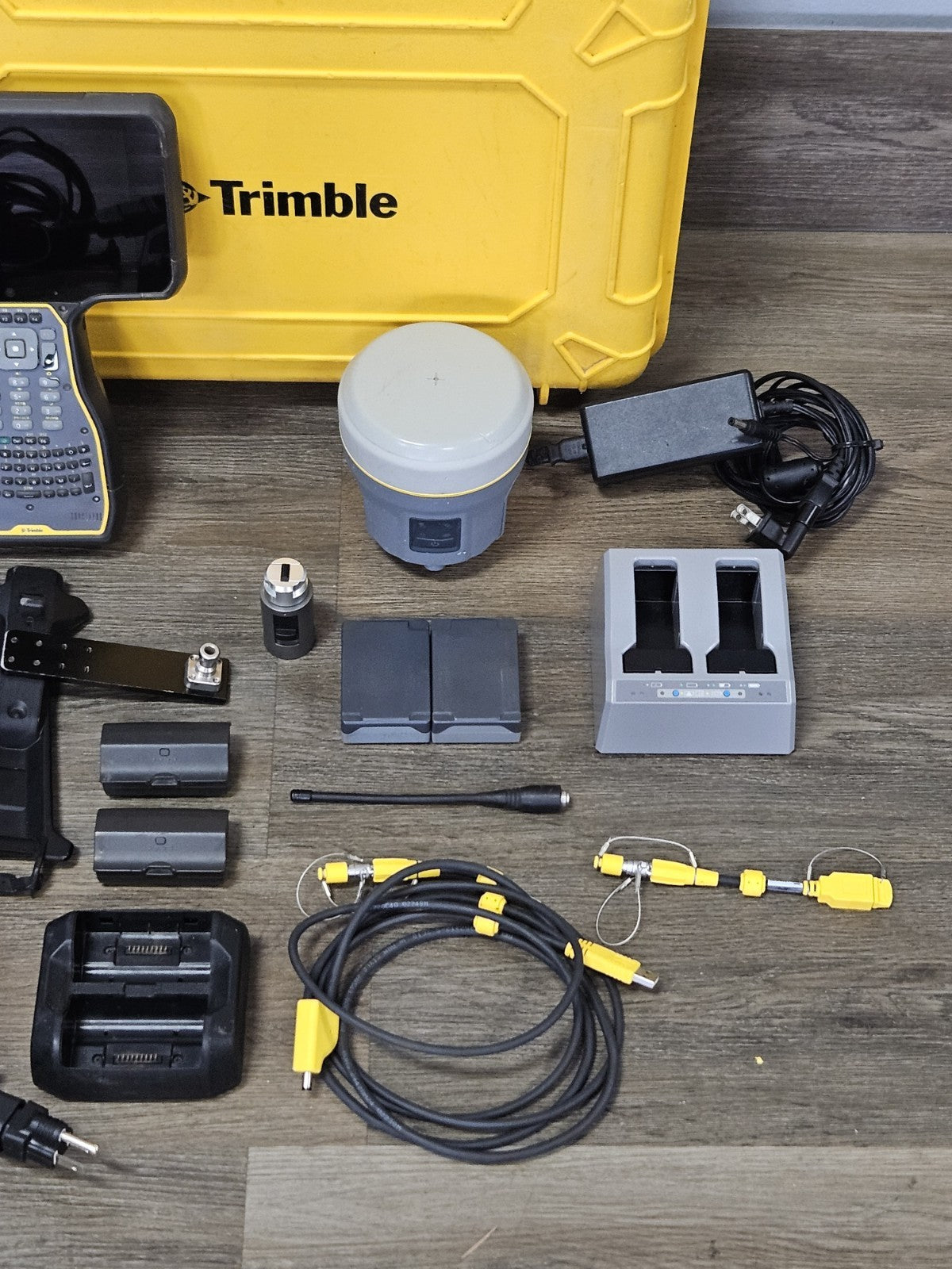 Trimble R10 GPS GNSS Beidou Galileo RTK Rover Kit w/ TSC7 Access 2021 403-470MHz