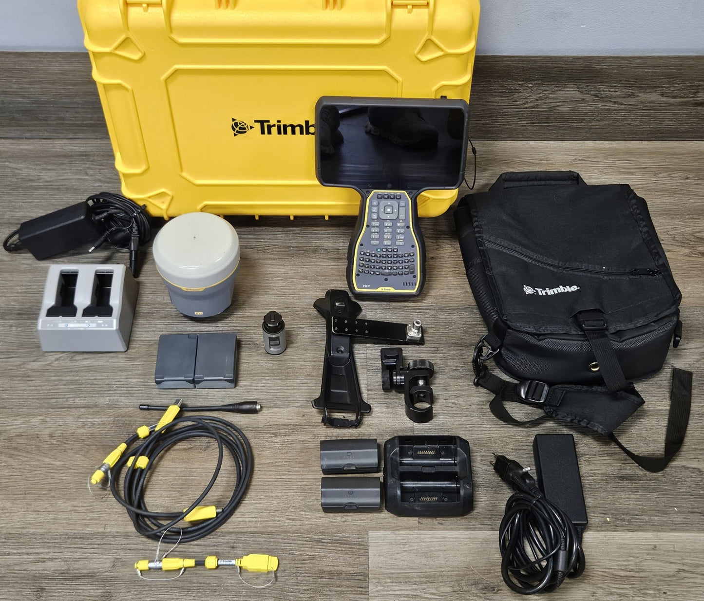 Trimble R12 GPS GNSS Beidou Galileo RTK UHF Rover Kit w/ TSC7 Access 2024