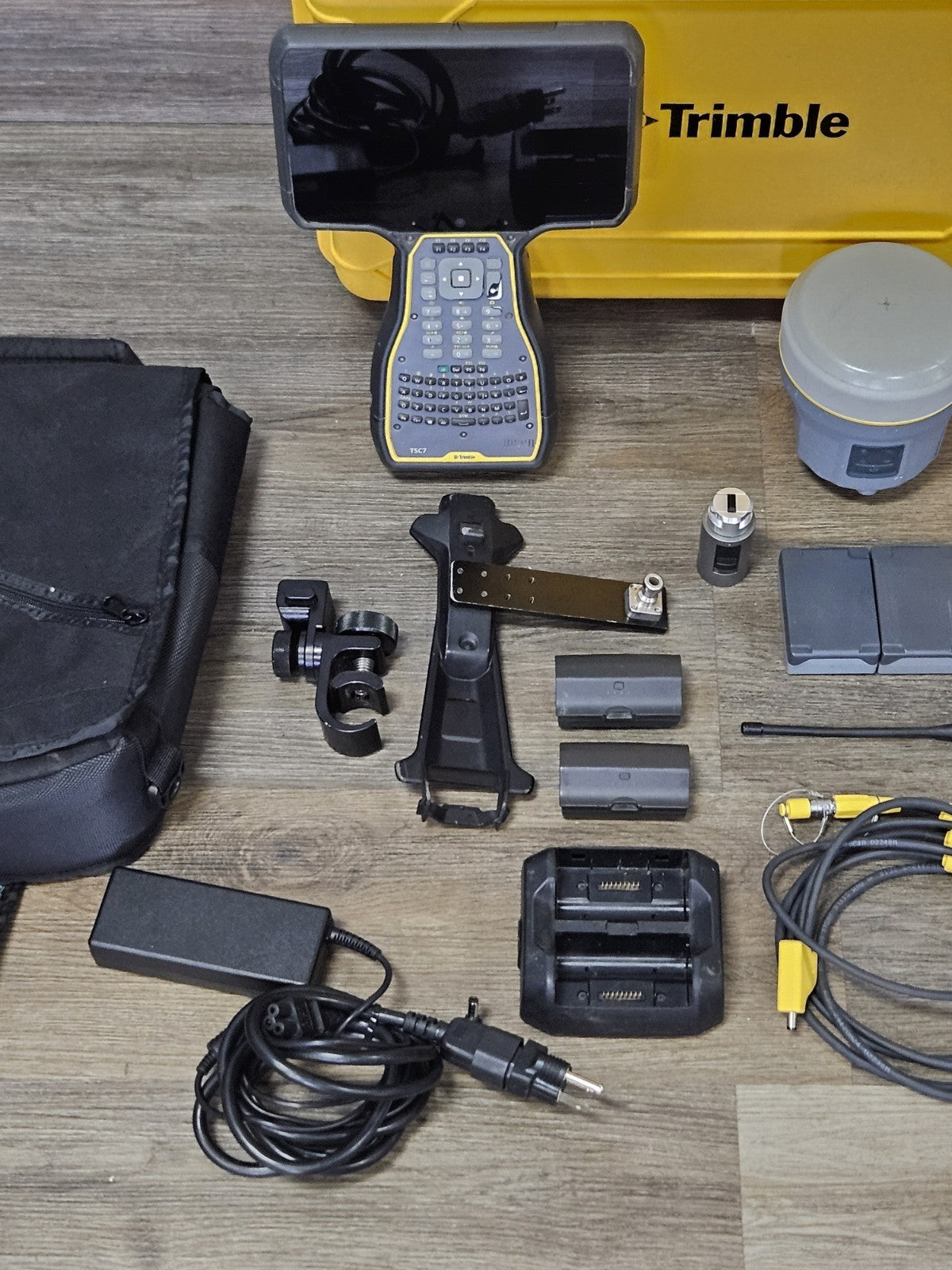 Trimble R10 GPS GNSS Beidou Galileo RTK Rover Kit w/ TSC7 Access 2021 403-470MHz