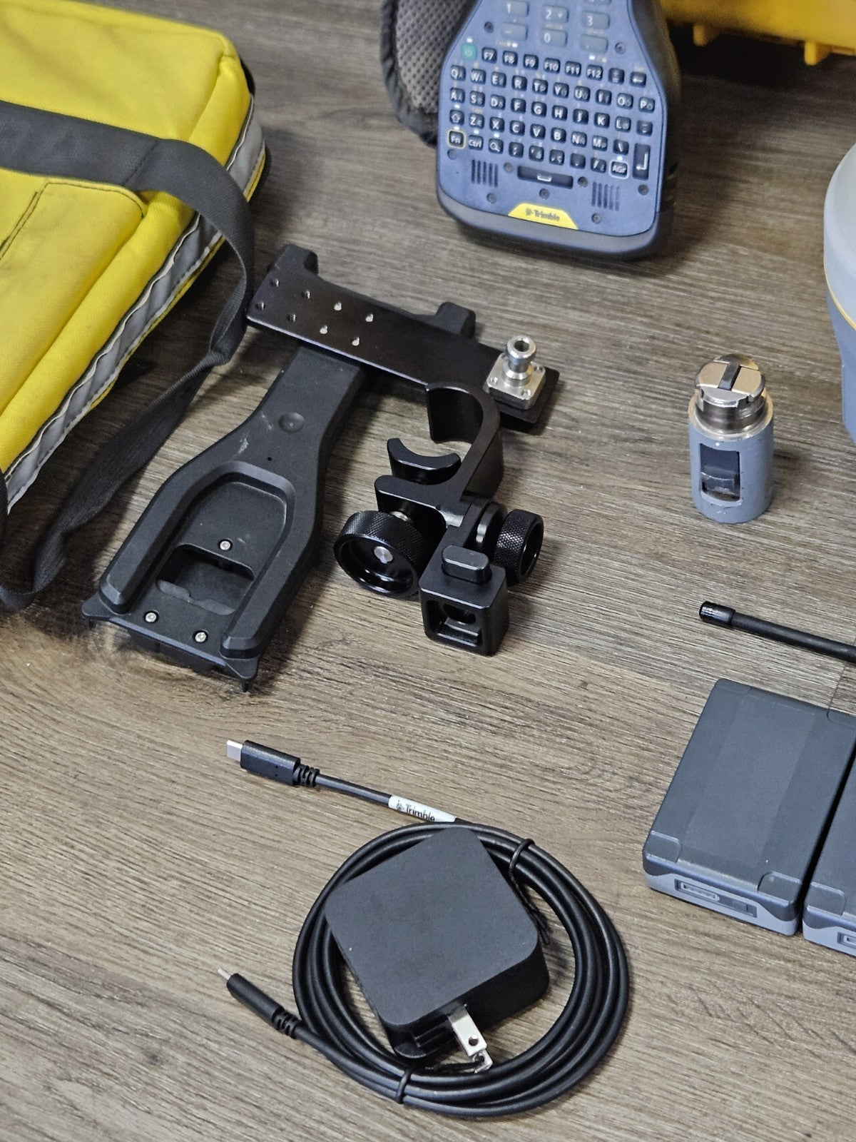 Trimble R10 GPS GNSS Beidou Galileo RTK Rover Kit w/ TSC5 Access 2025 403-470MHz