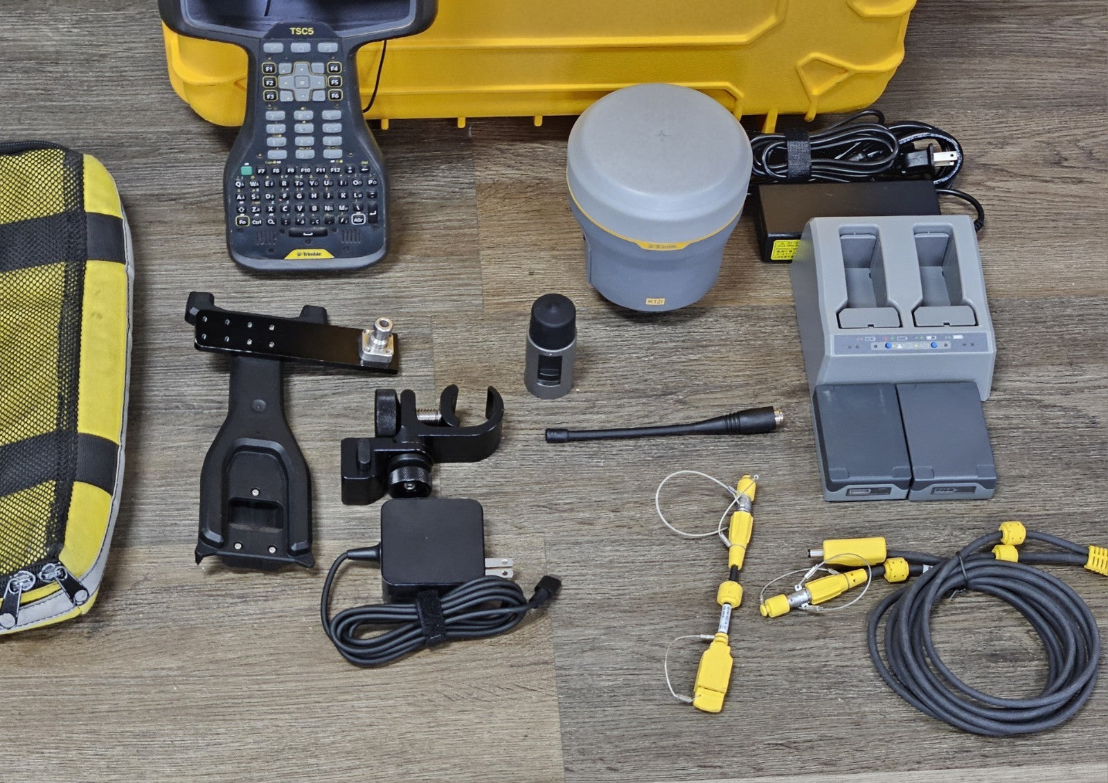 Trimble R12i GPS GNSS Beidou Galileo RTK UHF Rover Kit w/ TSC5 Access 2025