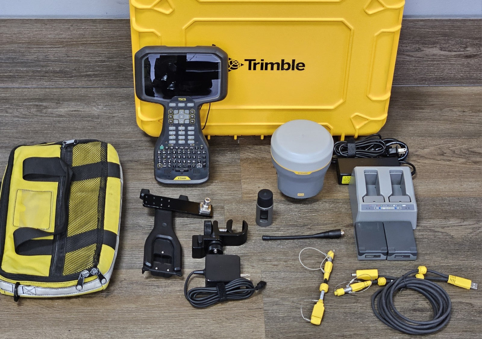 Trimble R12i GPS GNSS Beidou Galileo RTK UHF Rover Kit w/ TSC5 Access 2025