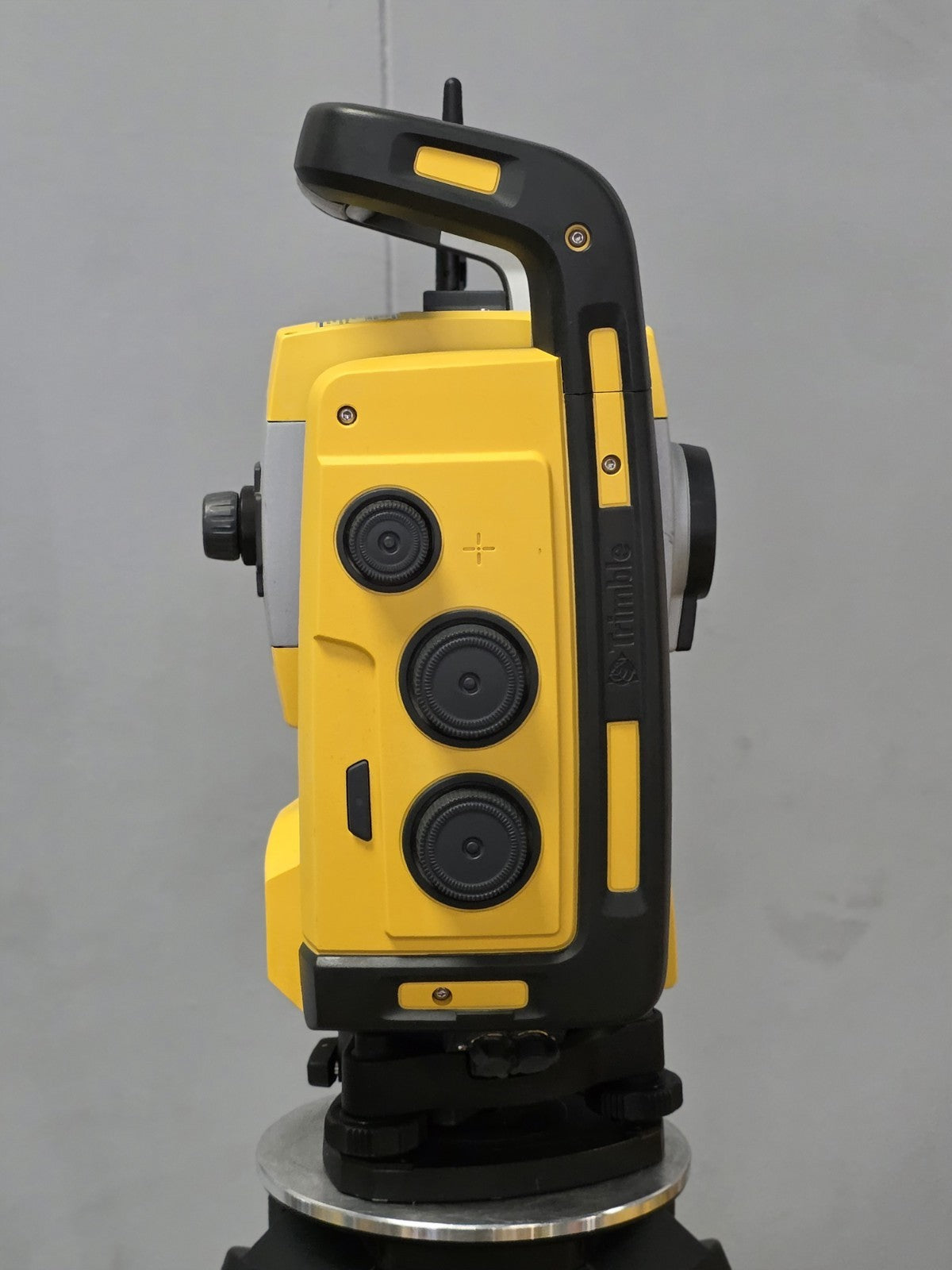 9060686
