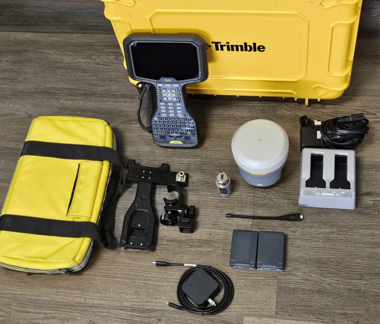 Trimble R10 GPS GNSS Beidou Galileo RTK Rover Kit w/ TSC5 Access 2025 403-470MHz