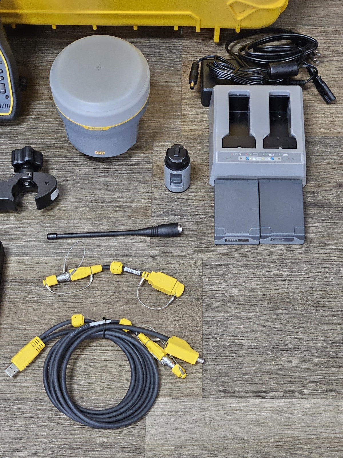 Trimble R12i GPS GNSS Beidou Galileo RTK UHF Rover Kit w/ TSC7 Access 2025