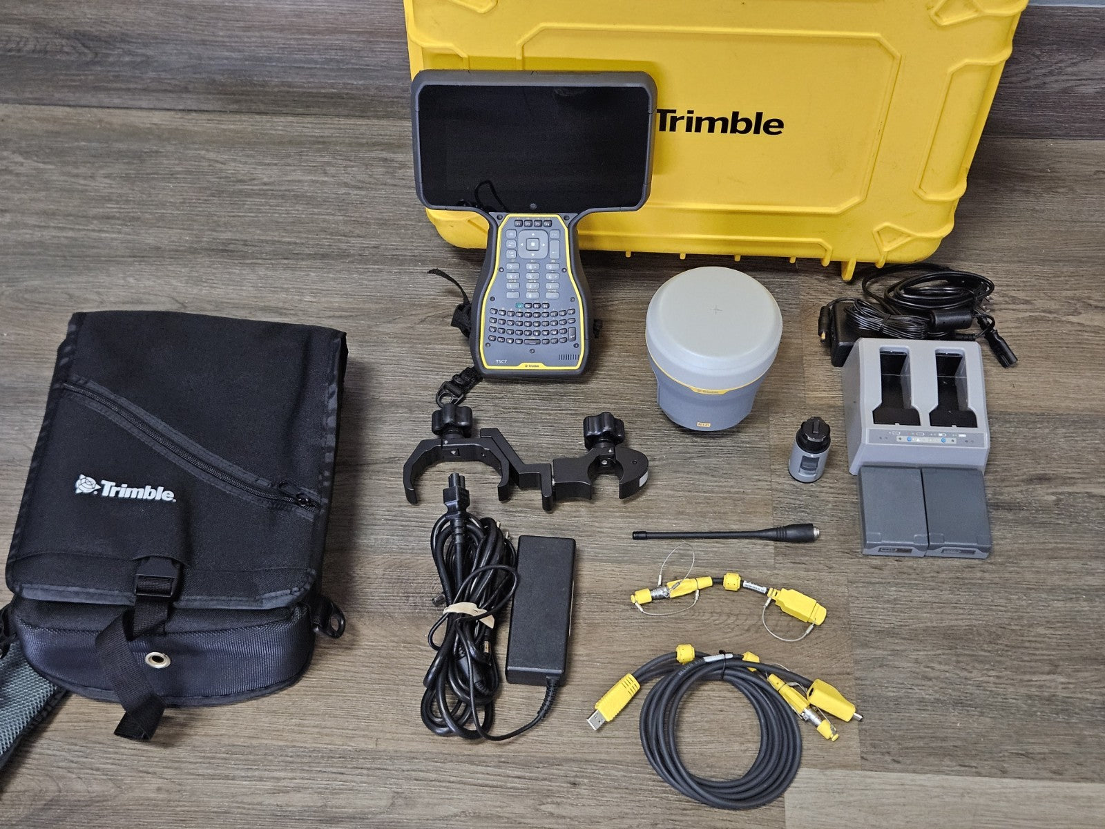 Trimble R12i GPS GNSS Beidou Galileo RTK UHF Rover Kit w/ TSC7 Access 2025