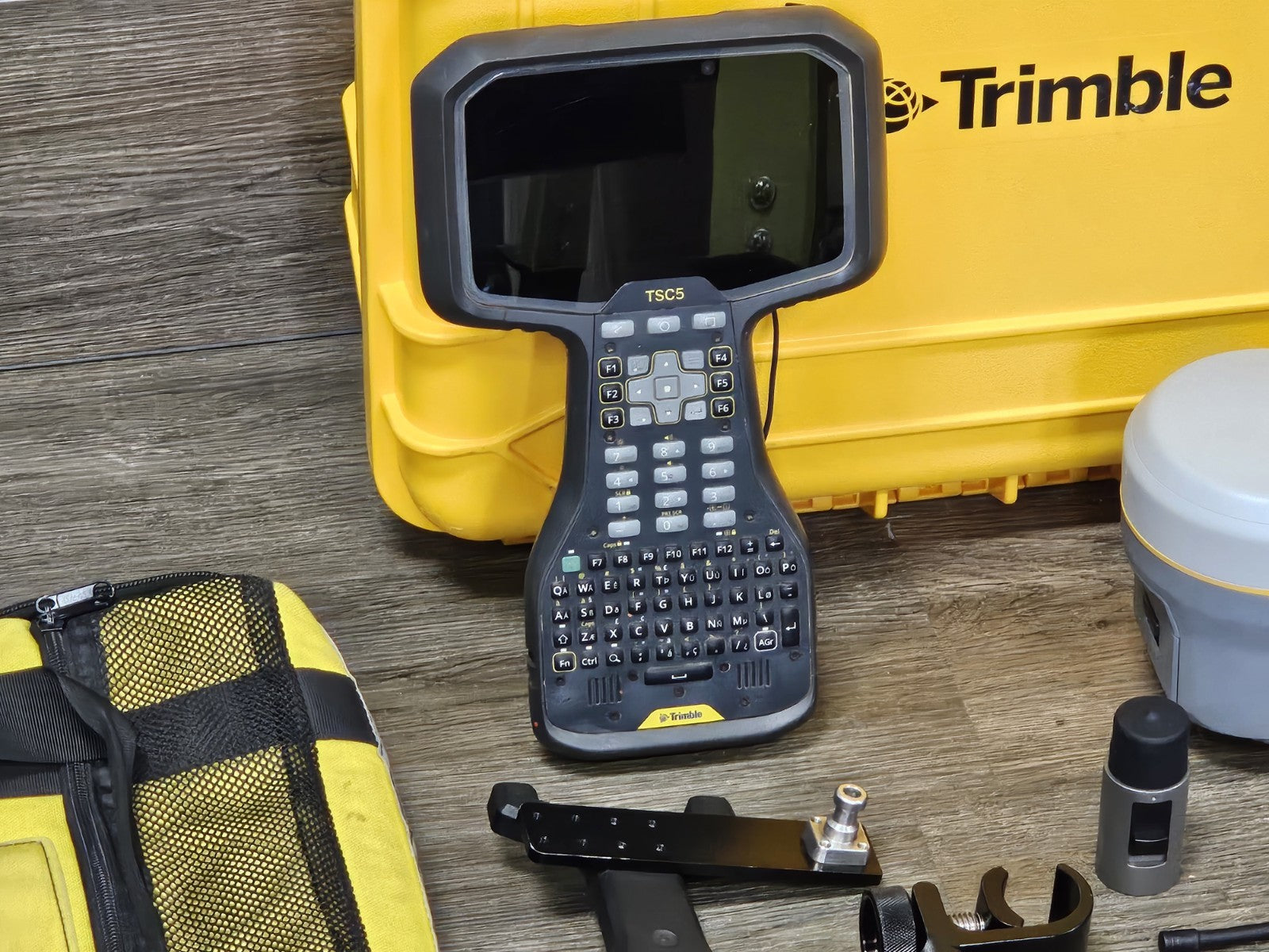 Trimble R12i GPS GNSS Beidou Galileo RTK UHF Rover Kit w/ TSC5 Access 2025