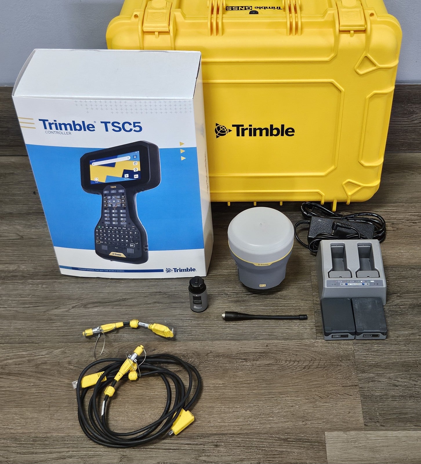 Trimble R12 GPS GNSS Beidou Galileo RTK UHF Rover Kit w/ TSC5 Access 2025