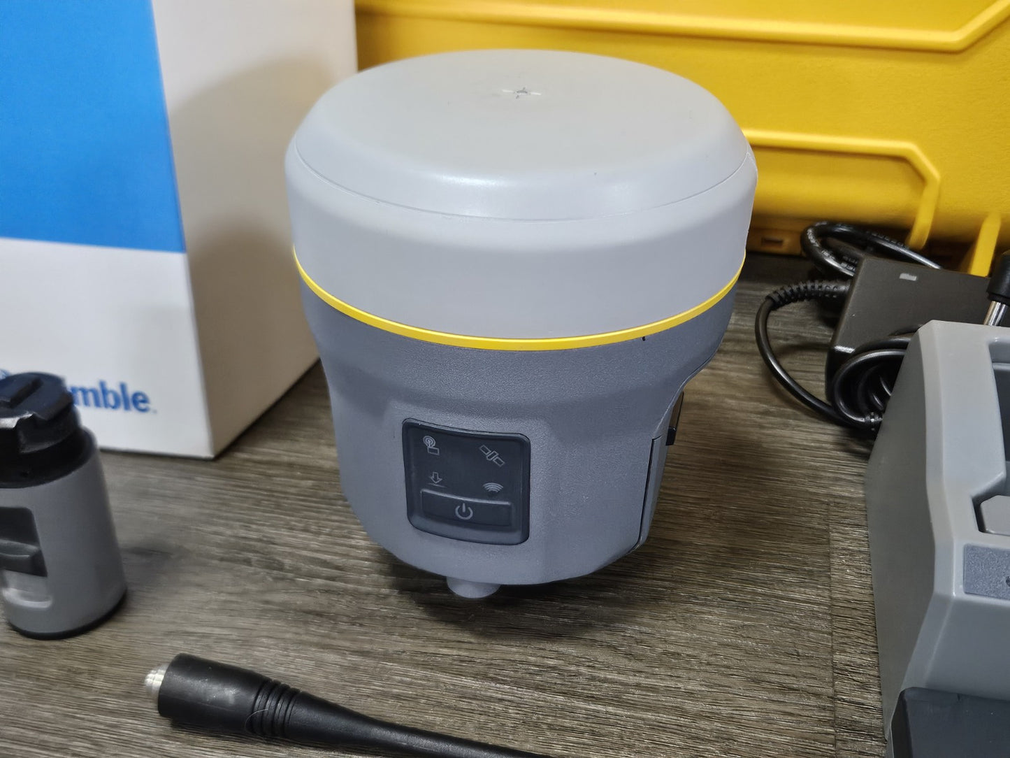 Trimble R12 GPS GNSS Beidou Galileo RTK UHF Rover Kit w/ TSC5 Access 2025